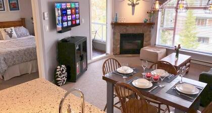 PeoWhistler-1 Bdrm + Sofabed mtn view in DeerLodge