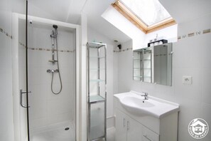 Family Cottage, Private Bathroom, Garden View (A l'orée du bois) | Bathroom - A L'orée du Bois - Gîte (Hostun)