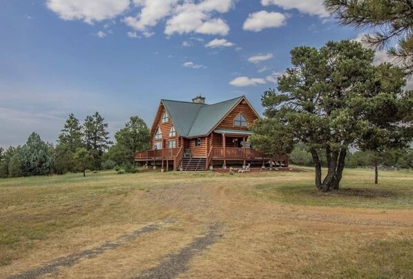 Exterior - Cowboy Cabin in the Mountains - Quiet Getaway (Aguilar)