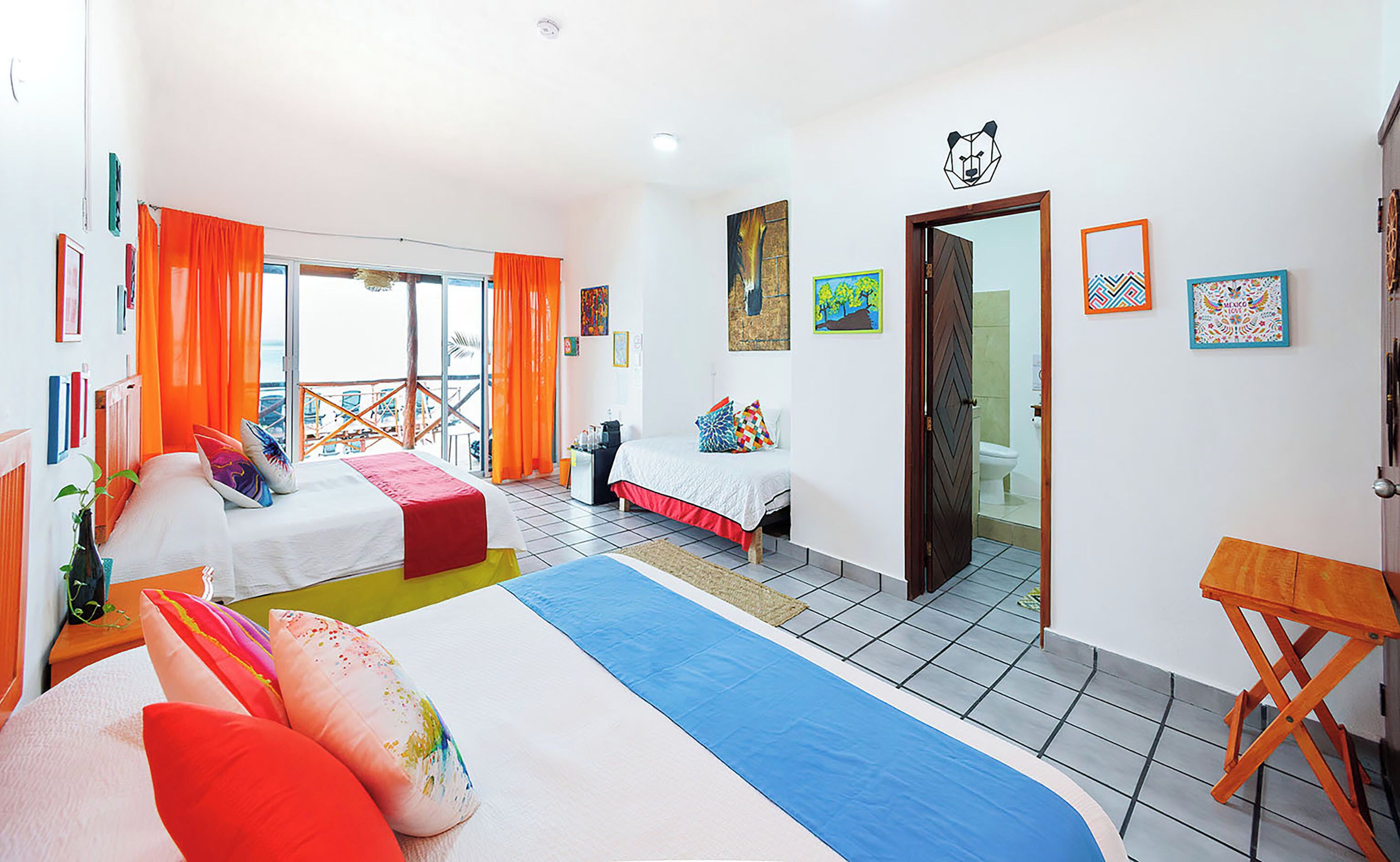 Minibar, wifi gratis, decoración personalizada y muebles diferentes 