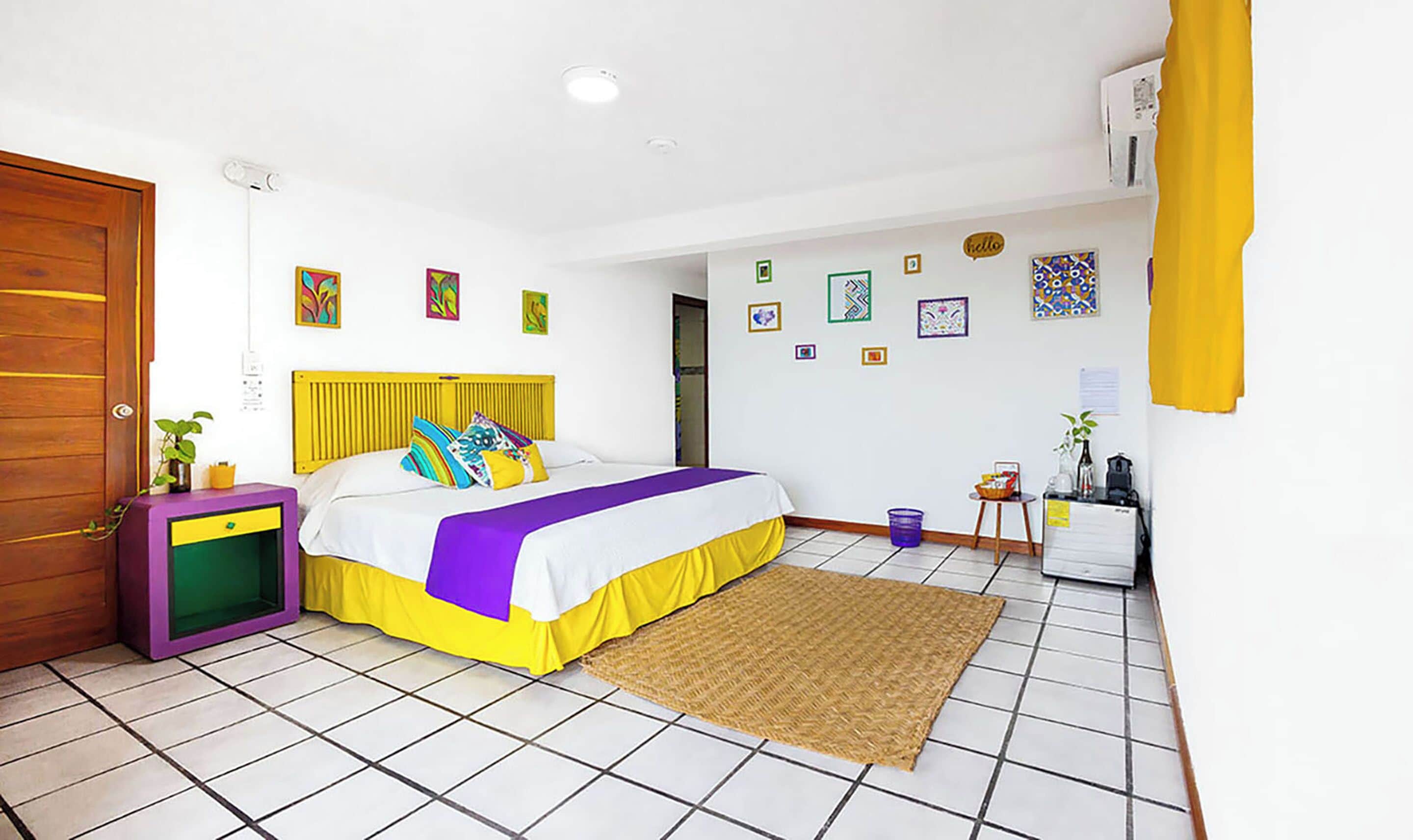 Minibar, wifi gratis, decoración personalizada y muebles diferentes 