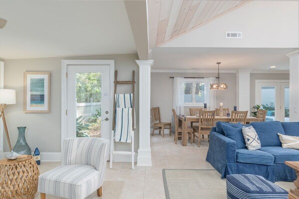 Smart TV, fireplace, books - The Hideaway - Four beach cruiser bikes included! (Hilton Head Island)