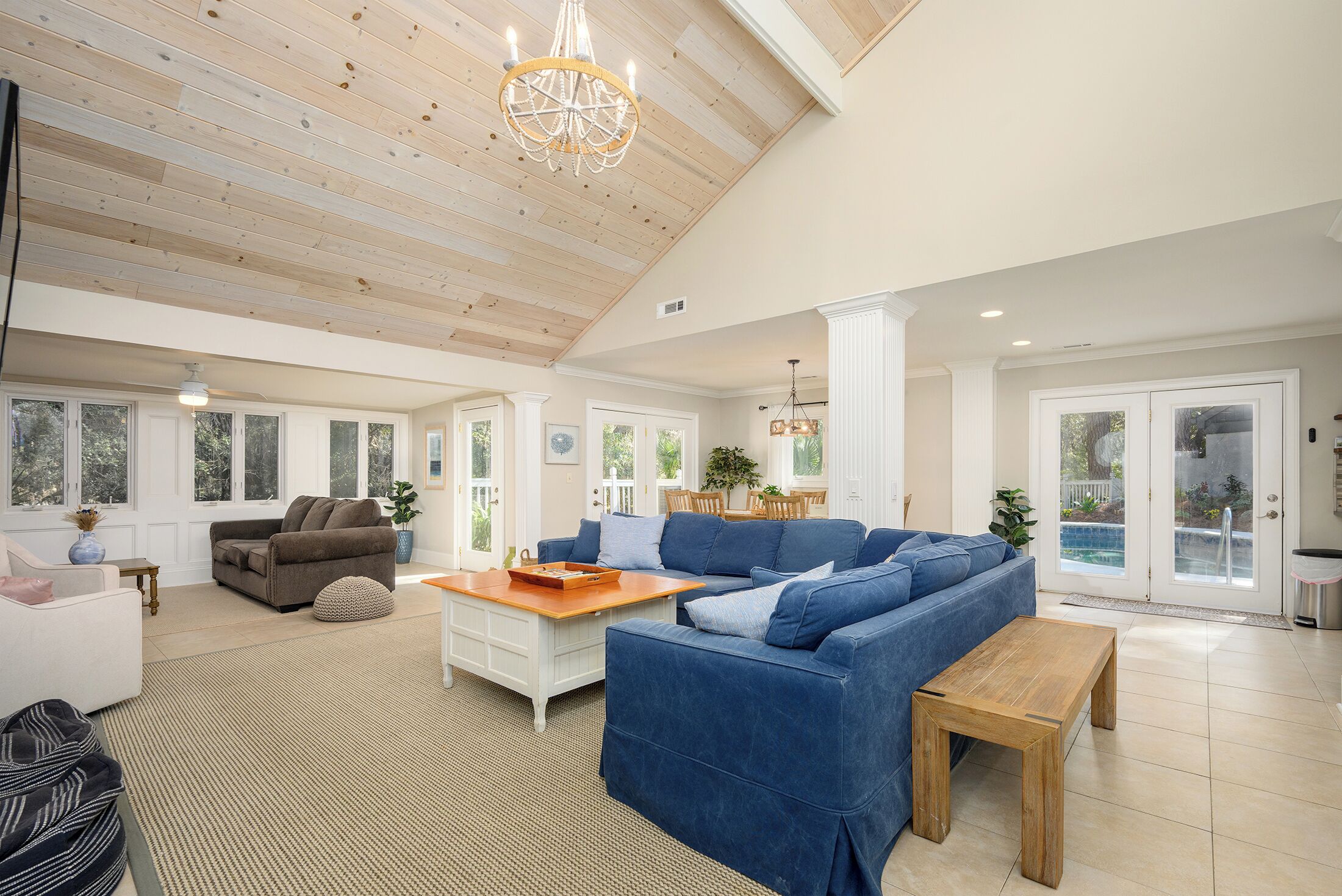 スマートテレビ、暖炉、書庫