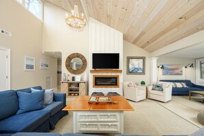 Smart TV, chimenea y libros 