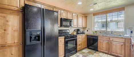 冷蔵庫、電子レンジ、オーブン、コンロ