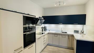 Kühlschrank, Mikrowelle, Ofen, Herdplatte