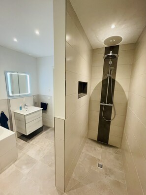 Shower, jetted tub, hair dryer, towels - "Ostsee Ankerplatz" - commission-free directly from the landlord (Rostock)