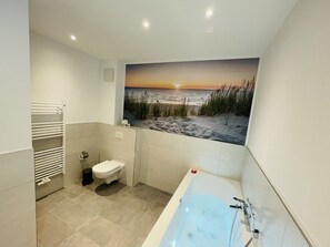 Dusche, Whirlpool, Haartrockner, Handtücher