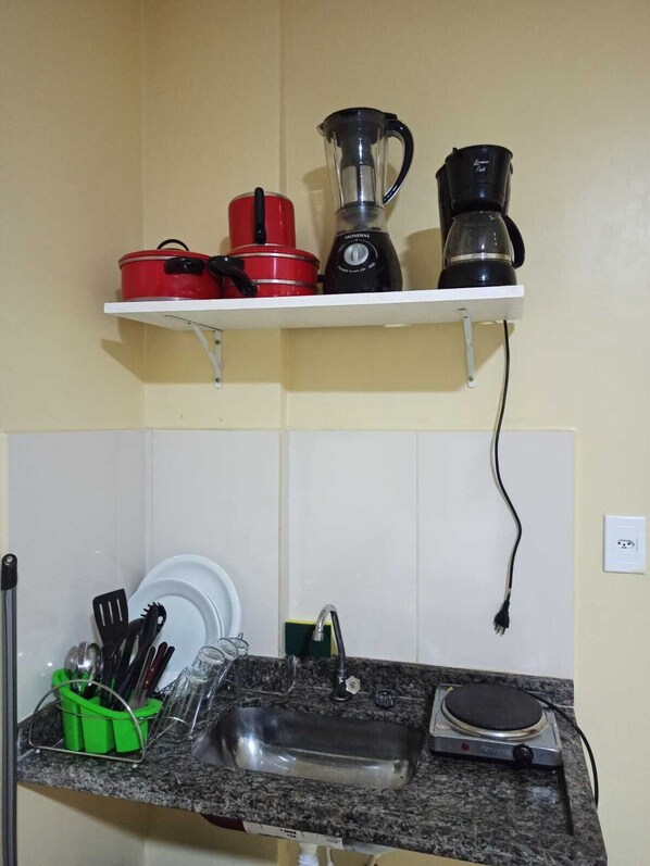 Kühlschrank, Mikrowelle, Mixer, Kochgeschirr/Geschirr/Besteck