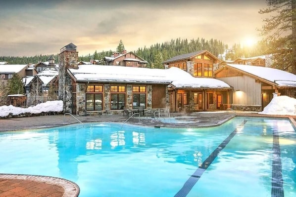 Outdoor pool, a heated pool - Luxury Welk 2 Bedroom 2 Bath in Northstar Village (Truckee)