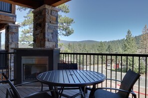 Outdoor dining - Luxury Welk 2 Bedroom 2 Bath in Northstar Village (Truckee)