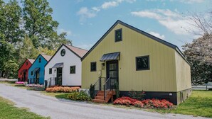 A row of colorful houses with a gravel driveway. - 1BR + Loft Lake Chatuge Cabin w/ Mountain Views (Hiawassee)