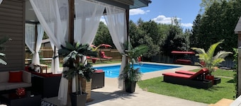 Suburban Oasis with Private Pool, Jacuzzi & Gym!