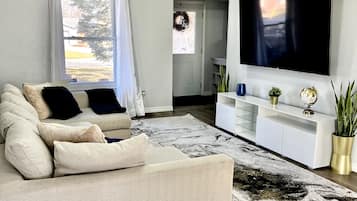 Smart TV, fireplace, Netflix, streaming services