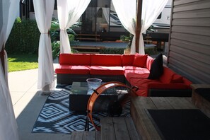 Terrace/patio - Suburban Oasis with Private Pool, Jacuzzi & Gym! (Brantford)