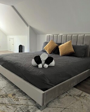 4 bedrooms, desk, iron/ironing board, free WiFi