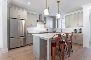 Køleskab, mikrobølgeovn, ovn, kogeplade