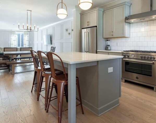 Køleskab, mikrobølgeovn, ovn, kogeplade