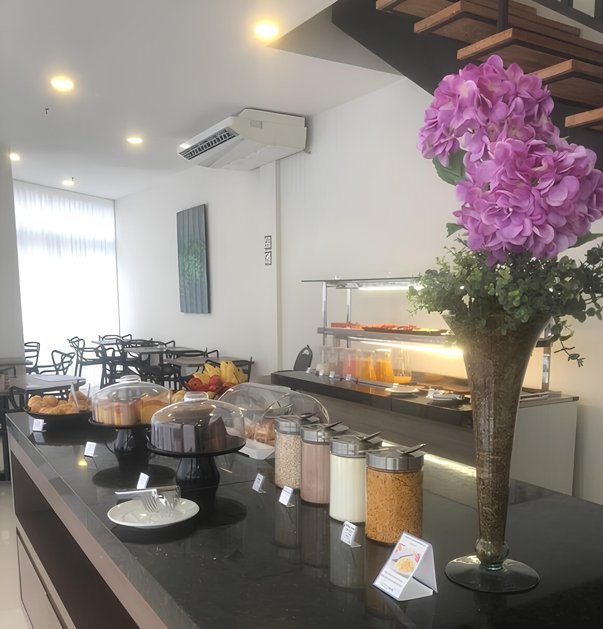 Bao gồm bữa sáng buffet hàng ngày 