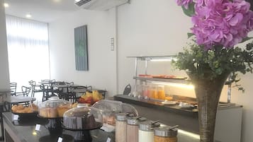 朝食 (ビュッフェ)、毎日提供 (無料)