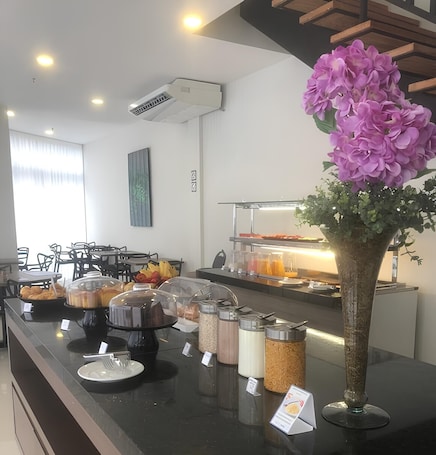Tägliches inbegriffenes Frühstücksbuffet. Transamerica Fit Lafaiete