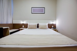 Habitació doble estàndard | Minibar, escriptori i espai de treball apte per a portàtils