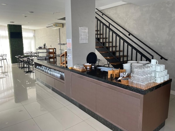 S'hi serveixen esmorzars, dinars i sopars