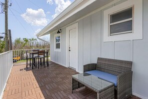 Outdoor dining - 2-Bedroom Condo with Waterview Balcony - Tarpon - Welcome to our stunning two-bedroom condo room with a balcony! (Matlacha)