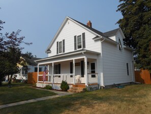 Exterior - Beautiful Victorian, Newly refinished. Whole House sleeps 10 (Red Lodge)