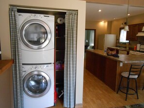 Interior - Beautiful Victorian, Newly refinished. Whole House sleeps 10 (Red Lodge)