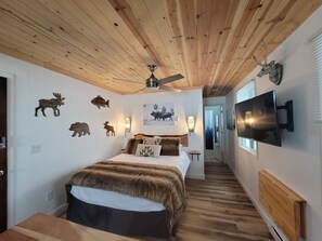 1 bedroom, desk, iron/ironing board, free WiFi - Vail - 2 Guests - Private Studio w/ Queen Bed - Pet Friendly! (Vail)