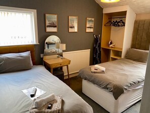 ห้องทวิน (Room 6)