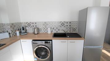 Mikroaaltouuni, kahvin-/teenkeitin, keittoastiat/astiat/ruokailuvälineet