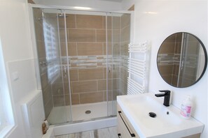 Shower, hair dryer, towels