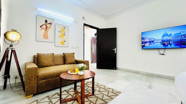 TV - BluO Studio - Defence Colony - BathTub, Kitchen (Delhi)