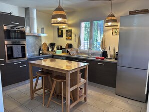 Fridge, microwave, oven, stovetop - VILLA MAREA 7 PERSONS 100 M2 ALL COMFORT 3 BEDROOMS 4 MINUTES FROM THE BEACH (Sainte Lucie de Porto Vecchio)