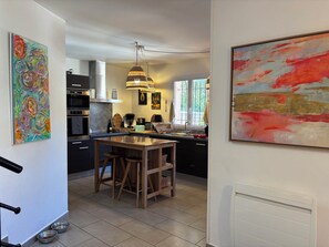 Fridge, microwave, oven, stovetop - VILLA MAREA 7 PERSONS 100 M2 ALL COMFORT 3 BEDROOMS 4 MINUTES FROM THE BEACH (Sainte Lucie de Porto Vecchio)