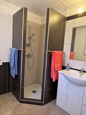 Bañera, secador de pelo y toallas