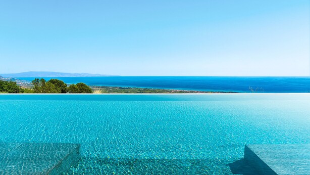A clear view of an infinity pool with a horizon view of the sea and distant land. - Luxury pool villa between Taormina and Catania, Sicily (Mascali)