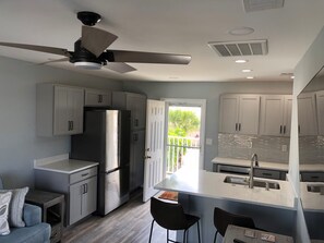 Refrigerador, microondas, horno, placa de cocina