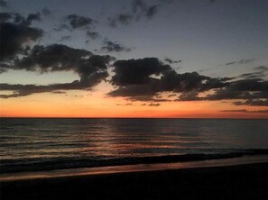 Beach nearby - Waterfront one BR condo in beautiful Venice Beach FL. Pool, beach and marina.
 (Venice)