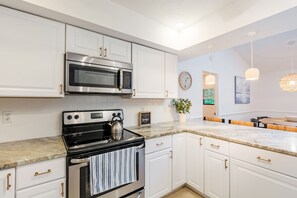 Fridge, microwave, oven, stovetop - Coastal Getaway minutes from Siesta Key, America’s #1 Beach (Sarasota)