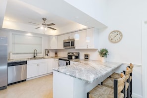 Fridge, microwave, oven, stovetop - Coastal Getaway minutes from Siesta Key, America’s #1 Beach (Sarasota)