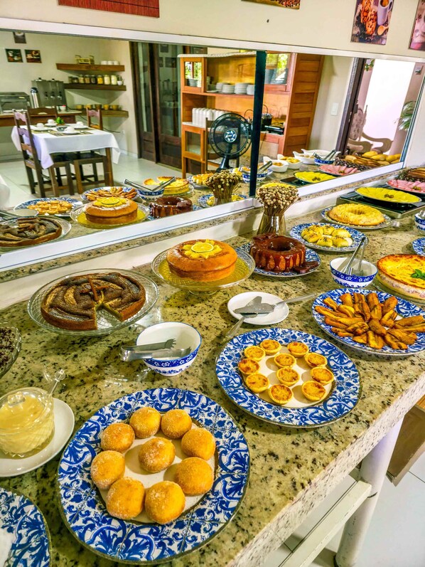 Café da manhã self-service grátis todos os dias