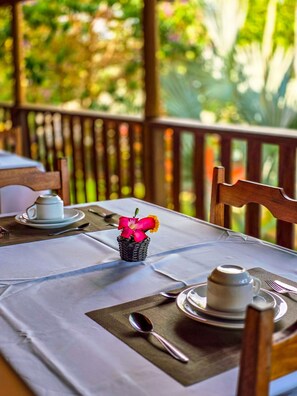 Petit déjeuner en libre-service compris tous les jours