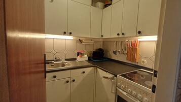 Kühlschrank, Ofen, Herdplatte, Wasserkocher mit Kaffee-/Teezubehör