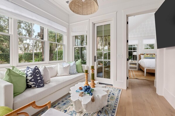 5 bedrooms, WiFi, bed sheets - Spacious interiors, iconic Wilson Village location, Dual Living & Dining Rooms (Bluffton)