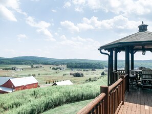 Outdoor dining - Lake Access, Dock, Hot Tub, Fire Pit , Free Golf + Pickle Ball (Swanton)