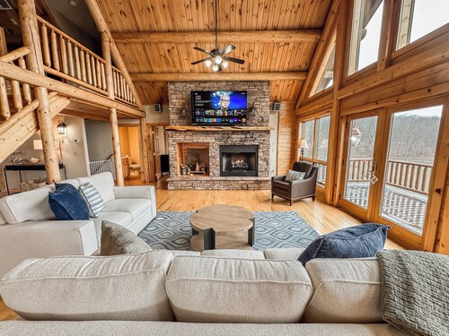 Lake Access, Dock, Hot Tub, Fire Pit , Free Golf + Pickle Ball