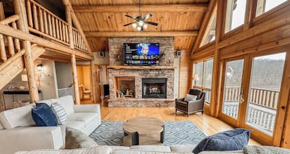 Lake Access, Dock, Hot Tub, Fire Pit , Free Golf + Pickle Ball